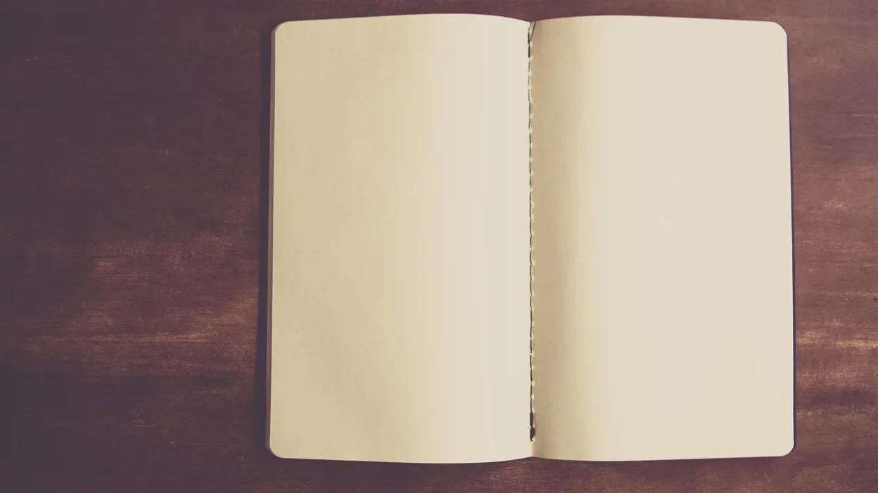 A printable budget planner checklist with sections for income, expenses, savings, and debt tracking.